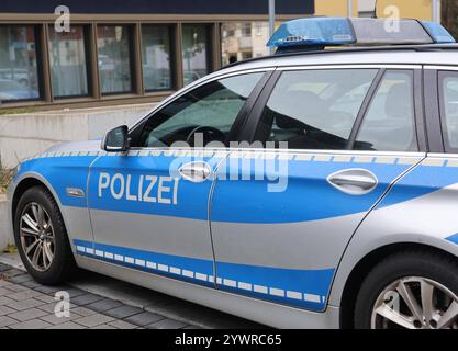 11.12.2024, Passau, DE, unterwegs in Bayern, Themenbild, Symbolbild, Verschiedene Themenbilder, im Bild Symbolbild, Blaulicht, Polizist, Polizeiauto, Einsatzfahrzeug, Rettung, Dienstauto, Blaulichtbalken, Blaulicht, Logo, Polizei, Deutsche Polizei, Dienstfahrzeug, Notrufnummer, Schriftzug, Deutsches Polizeiauto, Deutschland, *** 11 12 2024, Passau, GER, unterwegs in Bayern, Themenbild, Symbolbild, verschiedene Themenbilder, im Bild Symbolbild, Blaulicht, Polizist, Polizeiauto, Einsatzfahrzeug, Rettungsdienst, Servicefahrzeug, blaue Lichtleiste, blaues Licht, Logo, Polizei, deutsche Polizei, s Stockfoto