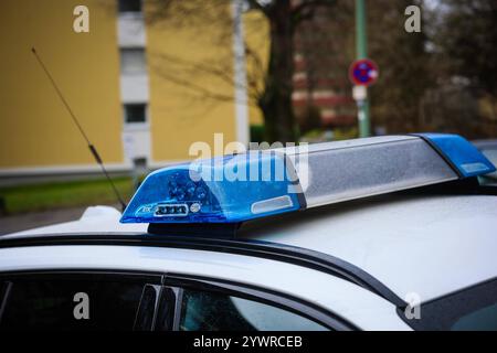 11.12.2024, Passau, DE, unterwegs in Bayern, Themenbild, Symbolbild, Verschiedene Themenbilder, im Bild Symbolbild, Blaulicht, Polizist, Polizeiauto, Einsatzfahrzeug, Rettung, Dienstauto, Blaulichtbalken, Blaulicht, Logo, Polizei, Deutsche Polizei, Dienstfahrzeug, Notrufnummer, Schriftzug, Deutsches Polizeiauto, Deutschland, *** 11 12 2024, Passau, GER, unterwegs in Bayern, Themenbild, Symbolbild, verschiedene Themenbilder, im Bild Symbolbild, Blaulicht, Polizist, Polizeiauto, Einsatzfahrzeug, Rettungsdienst, Servicefahrzeug, blaue Lichtleiste, blaues Licht, Logo, Polizei, deutsche Polizei, s Stockfoto