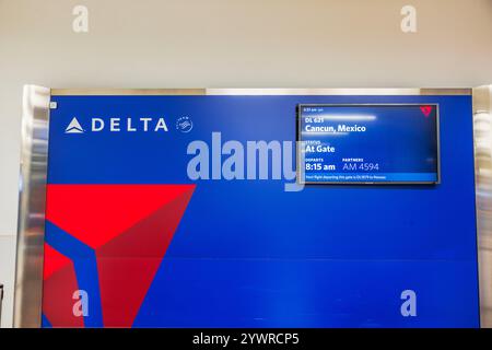 Delta Airlines flight DL 621 to Cancun, Mexico, displayed on boarding gate sign at Newark Liberty International Airport. New Jersey, USA. Stockfoto
