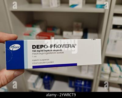 Prag, Tschechische Republik-26. Januar 2025: DEPO-PROVERA Box mit Medikamenten mit MEDROXYPROGESTERON Wirkstoff von PFIZER, zur Verhütung verwendet, bir Stockfoto