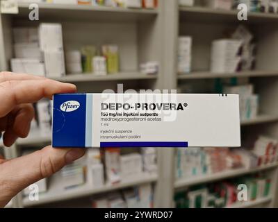 Prag, Tschechische Republik-26. Januar 2025: DEPO-PROVERA Box mit Medikamenten mit MEDROXYPROGESTERON Wirkstoff von PFIZER, zur Verhütung verwendet, bir Stockfoto