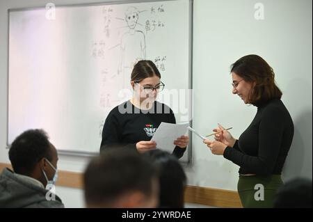 Msida, Malta. Dezember 2024. Studenten simulieren einen Besuch bei einem Arzt auf Chinesisch an der Universität von Malta in Msida, Malta, am 11. Dezember 2024. Maltesische Studenten haben diese Woche die traditionelle chinesische Medizin (TCM) und die chinesische Sprache in einem einzigartigen kulturellen Erlebnis entdeckt, das vom Konfuzius-Institut an der Universität Malta organisiert wird. Quelle: Jonathan Borg/Xinhua/Alamy Live News Stockfoto