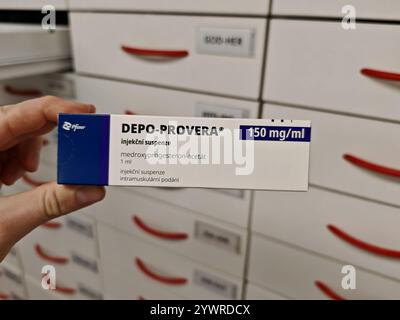 Prag, Tschechische Republik-26. Januar 2025: DEPO-PROVERA Box mit Medikamenten mit MEDROXYPROGESTERON Wirkstoff von PFIZER, zur Verhütung verwendet, bir Stockfoto