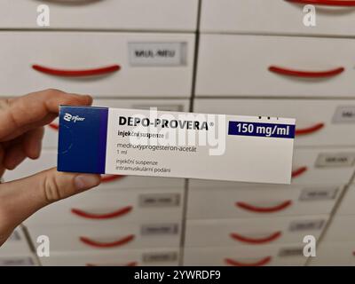 Prag, Tschechische Republik-26. Januar 2025: DEPO-PROVERA Box mit Medikamenten mit MEDROXYPROGESTERON Wirkstoff von PFIZER, zur Verhütung verwendet, bir Stockfoto