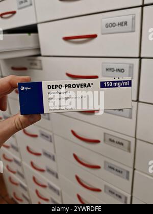 Prag, Tschechische Republik-26. Januar 2025: DEPO-PROVERA Box mit Medikamenten mit MEDROXYPROGESTERON Wirkstoff von PFIZER, zur Verhütung verwendet, bir Stockfoto