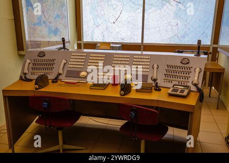 Alte Kontrolltafel des sowjetischen Untergrundkommandos in Bunker-42, Russland, Moskau, 02. Januar 2024. Stockfoto