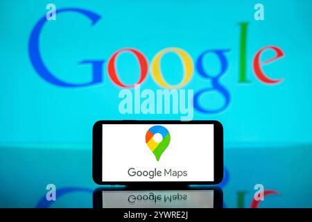 In dieser Abbildung wird das Google Maps-Logo auf dem Bildschirm eines Mobiltelefons mit dem google-Logo im Hintergrund angezeigt. Stockfoto