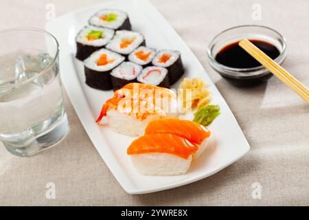 Futomaki, Hosomaki und Nigiris - japanische Brötchen aus der Nähe Stockfoto