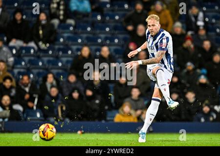 11. Dezember 2024: The Hawthorns, West Bromwich, West Midlands, England; EFL Championship Football, West Bromwich Albion gegen Coventry City; Uros Racic of West Bromwich Albion schießt weit Stockfoto