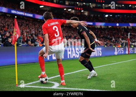 Lissabon, Portugal. Dezember 2024. Alvaro Carreras (SL Benfica) und Dan Ndoye (Bologna FC) wurden während des Spiels der UEFA Champions League zwischen SL Benfica und Bologna FC gesehen. Maciej Rogowski/Alamy Live News Stockfoto