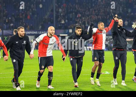 ROTTERDAM, 11.12.2024, Stadion de Kuip, Champions League, 2024/2025, Feyenoord - Sparta Praag, Feyenoord-Team feiert mit Feyenoord-Anhängern nach dem Sieg, Feyenoord-Spieler Gernot Trauner Credit: Pro Shots/Alamy Live News Stockfoto