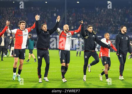 ROTTERDAM, 11.12.2024, Stadion de Kuip, Champions League, 2024/2025, Feyenoord - Sparta Praag, Feyenoord-Team feiert mit Feyenoord-Anhängern nach dem Sieg, Feyenoord-Spieler Gernot Trauner Credit: Pro Shots/Alamy Live News Stockfoto