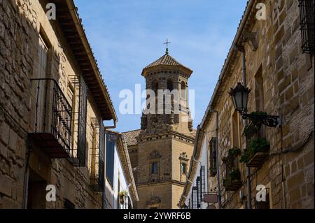 Malerischer Blick auf die alte Steinarchitektur mit einem historischen Turm inmitten rustikaler Gebäude unter klarem Himmel. Stockfoto