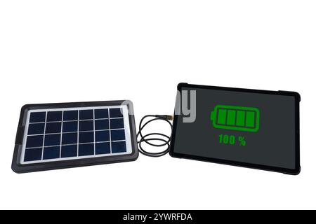 Tragbares Solarmodul, verbunden mit Tablet-pc, isoliert auf weißem Hintergrund (Nahaufnahme). Auf dem Tablet-pc wird das Symbol für den vollen Akku angezeigt Stockfoto