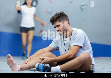 Frau, die zu einem verletzten Mann eilt Stockfoto