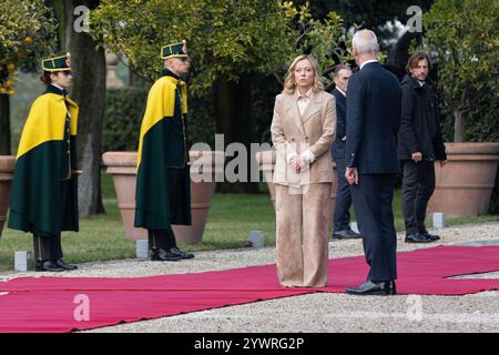 Rom, Italien. Dezember 2024. Premierminister Giorgia Meloni wartet auf die spanische Königsfamilie in der Villa Pamphili in Rom (Foto: © Matteo Nardone/Pacific Press via ZUMA Press Wire) NUR REDAKTIONELLE VERWENDUNG! Nicht für kommerzielle ZWECKE! Stockfoto