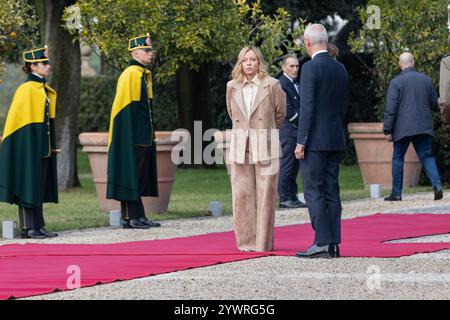 Rom, Italien. Dezember 2024. Premierminister Giorgia Meloni wartet auf die spanische Königsfamilie in der Villa Pamphili in Rom (Foto: © Matteo Nardone/Pacific Press via ZUMA Press Wire) NUR REDAKTIONELLE VERWENDUNG! Nicht für kommerzielle ZWECKE! Stockfoto