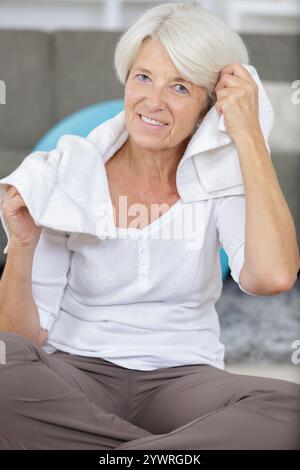 Eine ältere Frau, die sich nach dem Sport entspannt Stockfoto