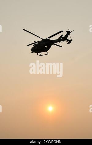 Kalkutta, Indien. Dezember 2024. Indische Armee mit Helikoptern führen während der Proben eine Übung vor Vijay Diwas Beobachtung durch. Vijay Diwas wird jährlich am 16. Dezember gefeiert, um den Sieg der indischen Streitkräfte über Pakistan im Bangladesch-Befreiungskrieg 1971 zu ehren. Quelle: SOPA Images Limited/Alamy Live News Stockfoto