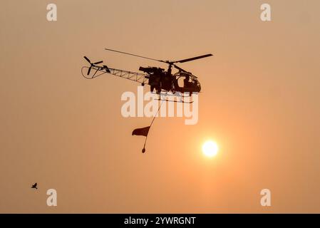 Kalkutta, Indien. Dezember 2024. Indische Armee mit Helikoptern führen während der Proben eine Übung vor Vijay Diwas Beobachtung durch. Vijay Diwas wird jährlich am 16. Dezember gefeiert, um den Sieg der indischen Streitkräfte über Pakistan im Bangladesch-Befreiungskrieg 1971 zu ehren. Quelle: SOPA Images Limited/Alamy Live News Stockfoto