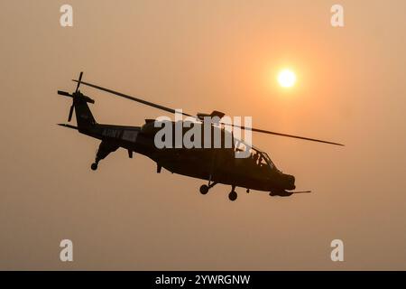 Kalkutta, Indien. Dezember 2024. Indische Armee mit Helikoptern führen während der Proben eine Übung vor Vijay Diwas Beobachtung durch. Vijay Diwas wird jährlich am 16. Dezember gefeiert, um den Sieg der indischen Streitkräfte über Pakistan im Bangladesch-Befreiungskrieg 1971 zu ehren. Quelle: SOPA Images Limited/Alamy Live News Stockfoto