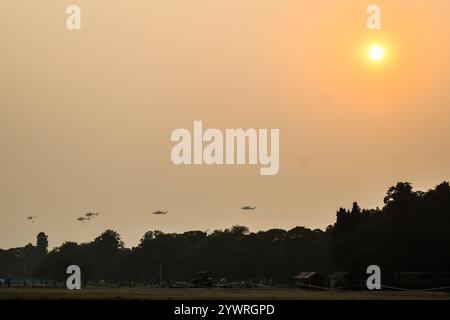 Kalkutta, Indien. Dezember 2024. Indische Armee mit Helikoptern führen während der Proben eine Übung vor Vijay Diwas Beobachtung durch. Vijay Diwas wird jährlich am 16. Dezember gefeiert, um den Sieg der indischen Streitkräfte über Pakistan im Bangladesch-Befreiungskrieg 1971 zu ehren. Quelle: SOPA Images Limited/Alamy Live News Stockfoto