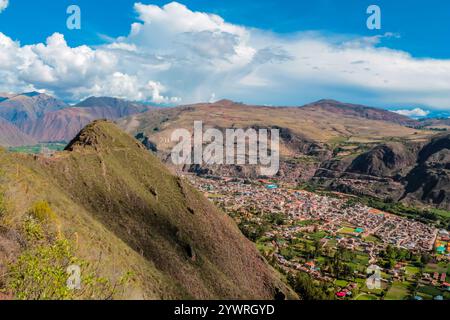 Urubamba Dorf in Peru, Lares Trek. Die Vegetation der Berge in Peru. Peruanische Trockenböden und Sukulenten, die in großer Höhe wachsen. Berge Anden Stockfoto