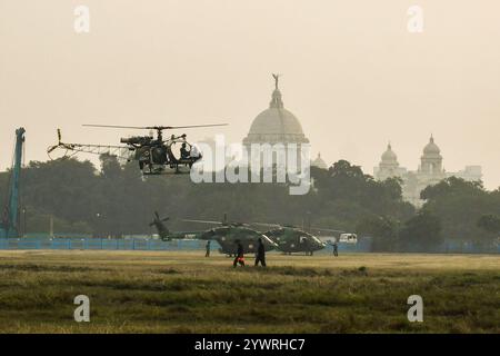 Kalkutta, Indien. Dezember 2024. Indische Armee mit Helikoptern führen während der Proben eine Übung vor Vijay Diwas Beobachtung durch. Vijay Diwas wird jährlich am 16. Dezember gefeiert, um den Sieg der indischen Streitkräfte über Pakistan im Bangladesch-Befreiungskrieg 1971 zu ehren. (Foto: Dipayan Bose/SOPA Images/SIPA USA) Credit: SIPA USA/Alamy Live News Stockfoto