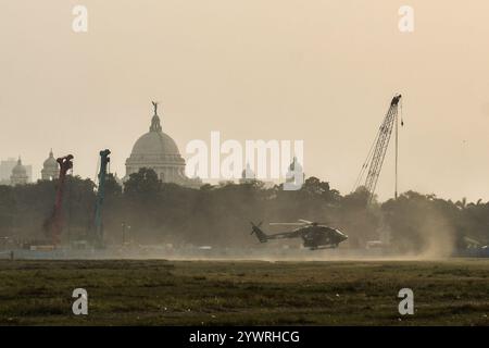 Kalkutta, Indien. Dezember 2024. Indische Armee mit Helikoptern führen während der Proben eine Übung vor Vijay Diwas Beobachtung durch. Vijay Diwas wird jährlich am 16. Dezember gefeiert, um den Sieg der indischen Streitkräfte über Pakistan im Bangladesch-Befreiungskrieg 1971 zu ehren. (Foto: Dipayan Bose/SOPA Images/SIPA USA) Credit: SIPA USA/Alamy Live News Stockfoto