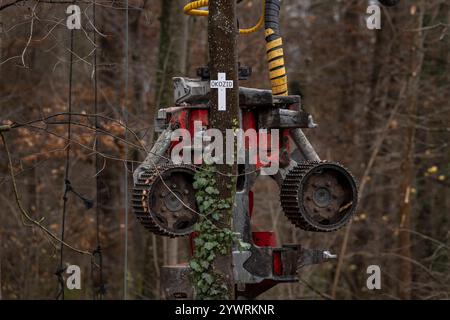 Dietenbach Räumung und Waldrodung 07. Dezember 2024. Freiburg im Breisgau. Ein Harvesteraggregat im Einsatz beim Fällen von Bäumen. Der Dietenbachwald weicht einem Baugebiet, das dringend benötigte Wohnraum für Freiburg schaffen soll. Da es seit Jahren Proteste gegen die Abholzung gibt, kam es es am ersten Tag der Rodung zu einem Polizeieinsatz, bei dem der Wald geräumt war, um die Arbeiten zu ermöglichen. Freiburg im Breisgau Dietenbach Baden Württemberg Deutschland *** Dietenbach Rodung und Waldrodung 07 Dezember, 2024 Freiburg im Breisgau Eine Erntemaschine in Aktion Bäume Fällen die Di Stockfoto