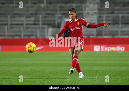 Taylor Hinds of Liverpool geht den Ball während des Women's League Cup - Gruppenphase - Gruppe A Liverpool Women vs Everton Women im St Helens Stadium, St Helens, Vereinigtes Königreich, 11. Dezember 2024 (Foto: Craig Thomas/News Images) Stockfoto