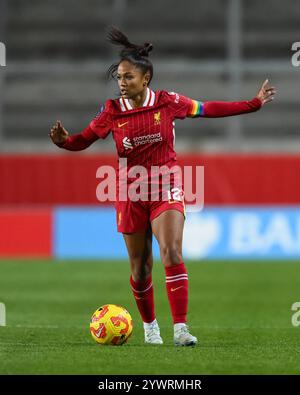 Taylor Hinds of Liverpool in Aktion während des Women's League Cup - Gruppenphase - Gruppe A Liverpool Women gegen Everton Women im St Helens Stadium, St Helens, Vereinigtes Königreich, 11. Dezember 2024 (Foto: Craig Thomas/News Images) Stockfoto