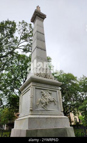 Historische Obelisken-Statue aus Marmor und Granit des Bürgerkriegs-Generals Casimir Pulaski am Monterey Square in Savannah, Georgia. Stockfoto