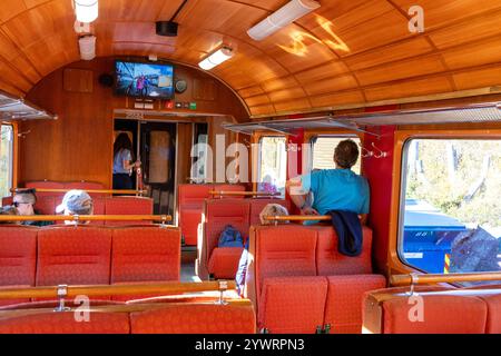 Touristen, die mit der Flambahn fahren, während der Zug zwischen Flam Village und Myrdal durch das Flamsdalen Tal in Norwegen, Europa fährt Stockfoto