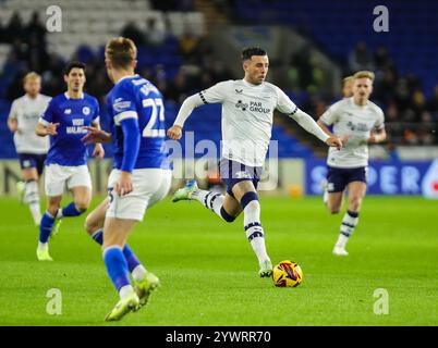 Cardiff, Großbritannien. Dezember 2024. Sam Greenwood von Preston North End dribbelt beim Sky Bet Championship Match Cardiff City gegen Preston North End im Cardiff City Stadium, Cardiff, Vereinigtes Königreich, 11. Dezember 2024 (Foto: Andrew Lewis/News Images) in Cardiff, Vereinigtes Königreich am 12.11.2024. (Foto: Andrew Lewis/News Images/SIPA USA) Credit: SIPA USA/Alamy Live News Stockfoto