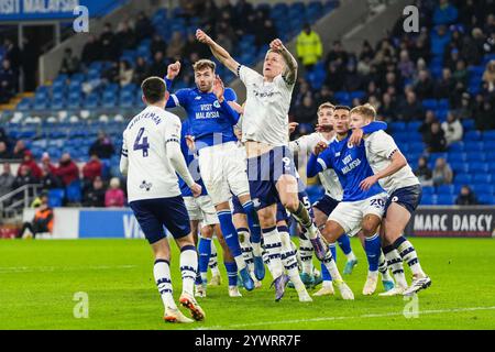 Cardiff, Großbritannien. Dezember 2024. Spieler beider Seiten treten am 11. Dezember 2024 im Cardiff City Stadium, Cardiff, Vereinigtes Königreich (Foto: Andrew Lewis/News Images) in Cardiff, Vereinigtes Königreich, am 11. Dezember 2024 um den Ball im Sky Bet Championship Match Cardiff City gegen Preston North End an. (Foto: Andrew Lewis/News Images/SIPA USA) Credit: SIPA USA/Alamy Live News Stockfoto