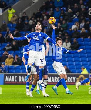 Cardiff, Großbritannien. Dezember 2024. Calum Chambers of Cardiff City (12) räumt ein Kreuz während des Sky Bet Championship Matches Cardiff City gegen Preston North End im Cardiff City Stadium, Cardiff, Vereinigtes Königreich, 11. Dezember 2024 (Foto: Andrew Lewis/News Images) in Cardiff, Vereinigtes Königreich am 12.11.2024. (Foto: Andrew Lewis/News Images/SIPA USA) Credit: SIPA USA/Alamy Live News Stockfoto