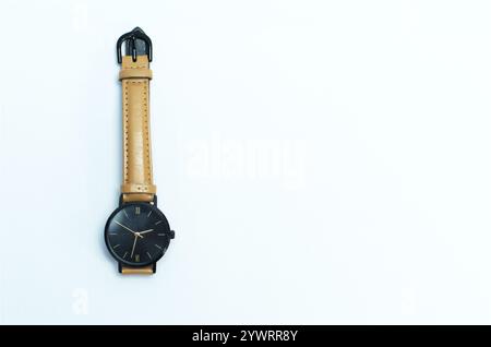 Elegante Armbanduhr Mit Tan Strap Auf Minimalem Weißem Hintergrund Stockfoto