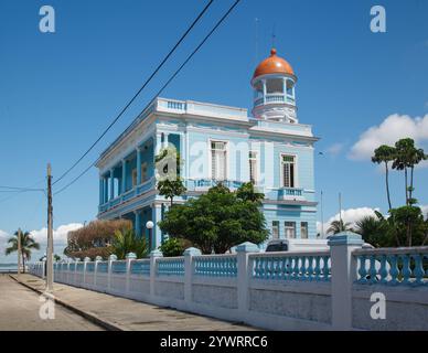 Der Blaue Palast (Palacio Azul) mit einem Turm mit einem roten Dach in Paseo del Prado, Cienfuegos, Kuba Stockfoto