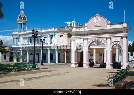 Der Triumphbogen und das Museo de Las Artes Palacio Ferrer im Jose Marti Park in der Innenstadt von Cienfuegos, Kuba Stockfoto