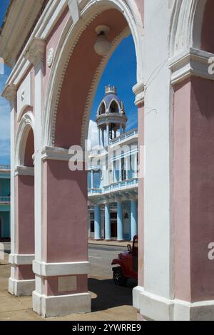 Der Triumphbogen und das Museo de Las Artes Palacio Ferrer im Jose Marti Park in der Innenstadt von Cienfuegos, Kuba Stockfoto