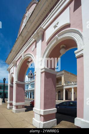 Der Triumphbogen und das Museo de Las Artes Palacio Ferrer im Jose Marti Park in der Innenstadt von Cienfuegos, Kuba Stockfoto