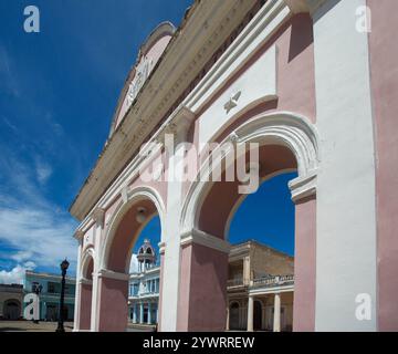 Der Triumphbogen und das Museo de Las Artes Palacio Ferrer im Jose Marti Park in der Innenstadt von Cienfuegos, Kuba Stockfoto