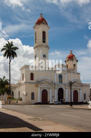 Die Kathedrale der Unbefleckten Empfängnis mit einem Turm im Jose Marti Park, Cienfuegos, Kuba Stockfoto