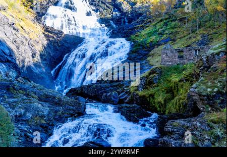 Der Kjosfossen Wasserfall ist eine der meistbesuchten Touristenattraktionen in Norwegen und ist von der Flam-Eisenbahnstrecke nach Myrdal, Norwegen, Europa erreichbar Stockfoto