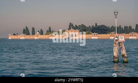 Vorderseite von San Michele in Isola von Fondamenta Nove aus gesehen; diese kleine Insel ist der historische monumentale Friedhof der Stadt Venedig, Veneto I. Stockfoto