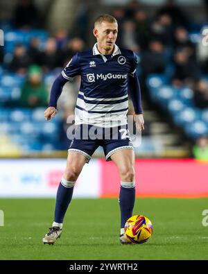 George Saville von Millwall spielt mit dem Ball während des Sky Bet Championship Matches Millwall gegen Sheffield United am 11. Dezember 2024 in London, Großbritannien (Foto: Izzy Poles/News Images) 2024. (Foto: Izzy Poles/News Images/SIPA USA) Stockfoto