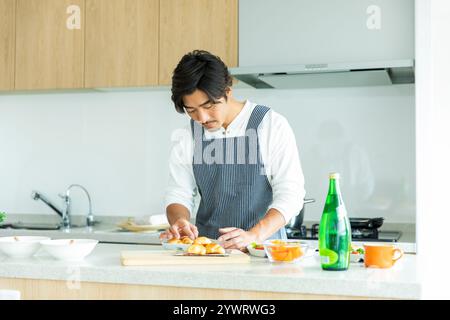 Japanischer Mann, der Frühstück zubereitet Stockfoto