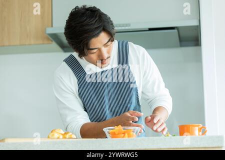 Japanischer Mann, der Frühstück zubereitet Stockfoto