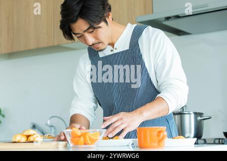 Japanischer Mann, der Frühstück zubereitet Stockfoto